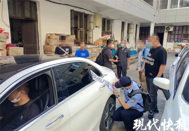 【现代快报】花10万元买辆奔驰?男子贪小便宜吃大亏