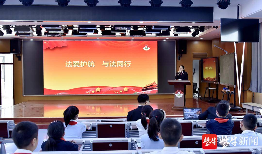 【扬子晚报】送法进校园 法院院长受聘法治副校长开讲第一课