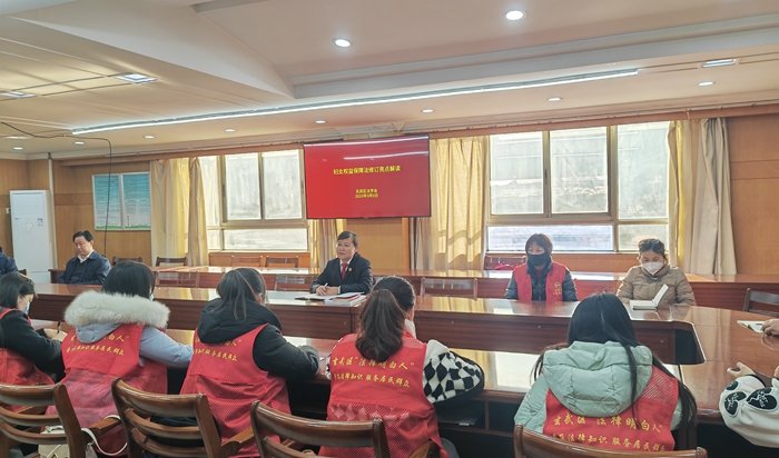 妇女保护旗帜扬 法治课堂正开讲 ——玄武法院走进玄武湖街道 开展“法律明白人”法治培训