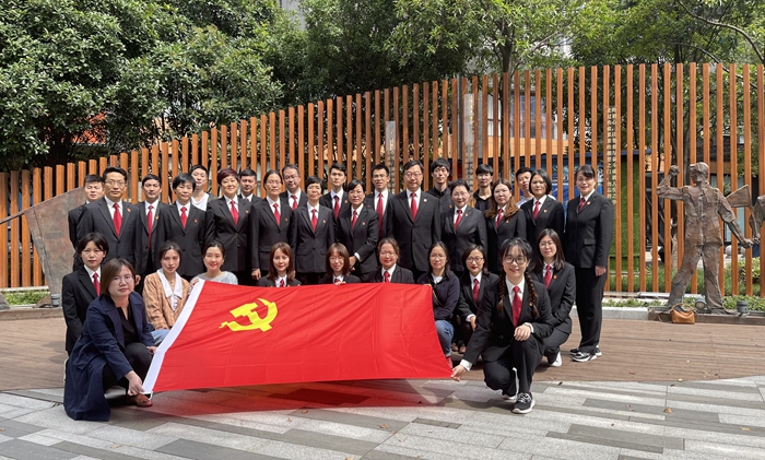 法院青年的红色“520”