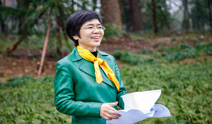 玄武法院与钟山风景名胜区管理局共同开展植树增绿活动