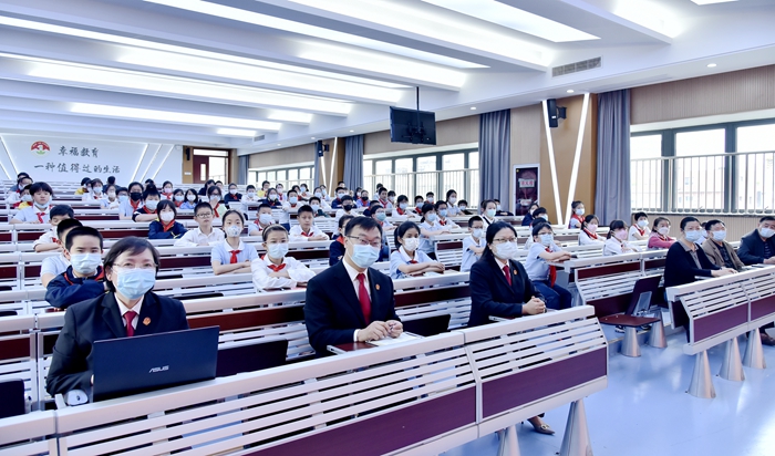 送法进校园 院长第一课