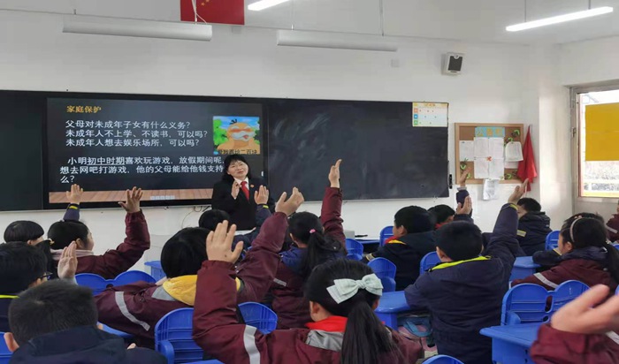 “法”伴成长 “典”亮未来