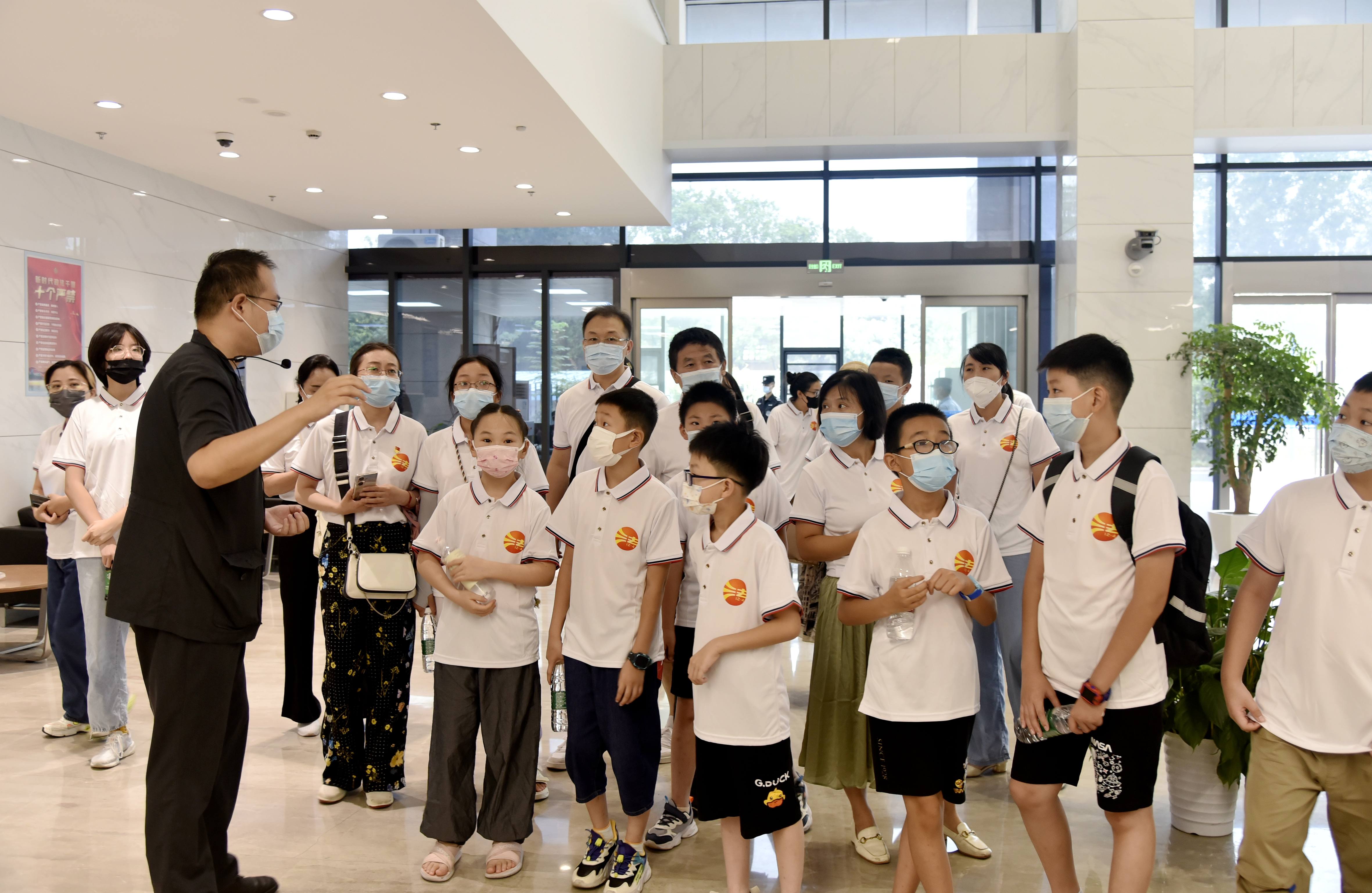 大小“明白人” 法伴共成长