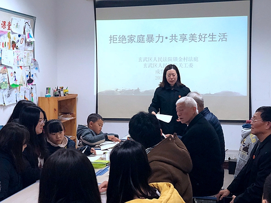 反家庭暴力宣传走进成贤街社区