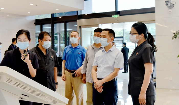 区关工委调研玄武法院关心下一代工作