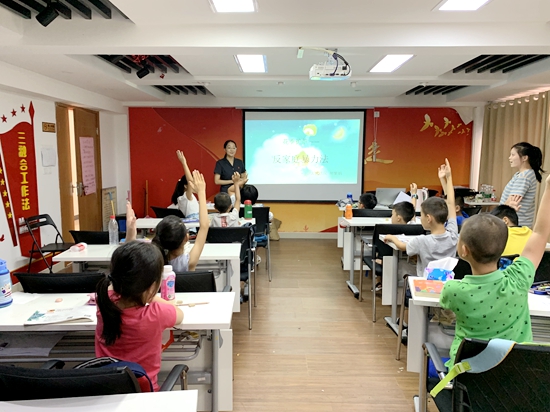 “法治小课堂”开进社区街道暑期托管班