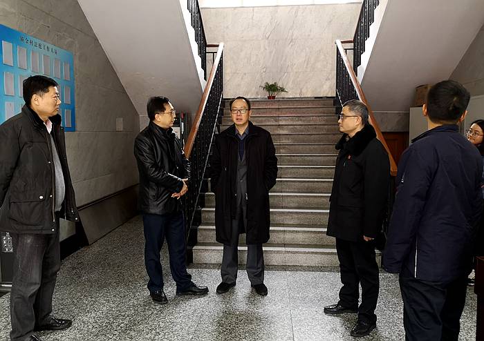 市委政法委常务副书记曹谦荣一行走访慰问玄武法院执行局局长杨晓峰同志