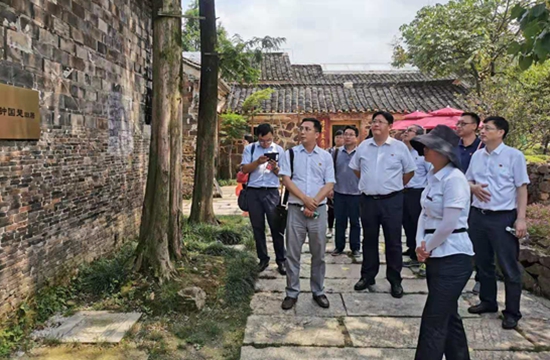 玄武法院党总支赴溧水区李巷村开展主题党日教育活动