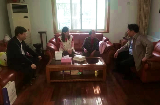 玄武法院开展“关爱老干部 送学到家中”活动