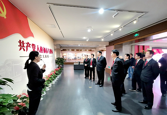 玄武法院全体区管干部赴梅园新村纪念馆、雨花台烈士陵园开展主题教育活动