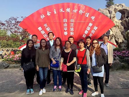 玄武法院组织干警环湖健步行活动
