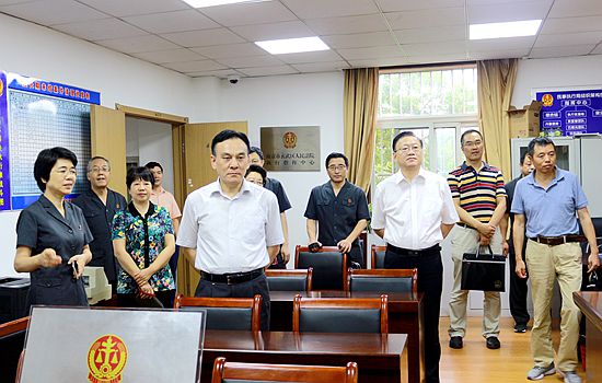 玄武区人大杨乐华主任一行到玄武法院调研指导基本解决执行难工作