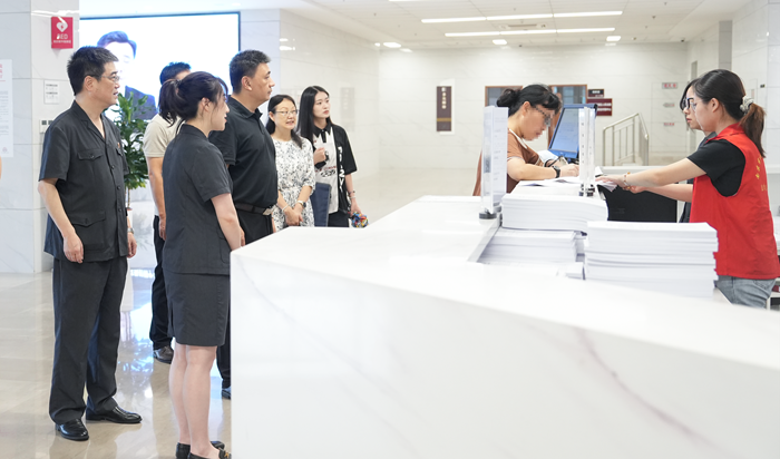 玄武区委常委、政法委书记张巍一行调研指导区法院工作